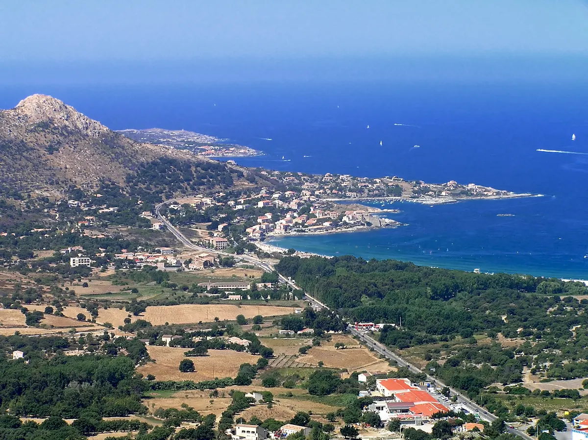 Blick von Corbara auf Algajola, die Küste und die Landschaft der Balagne